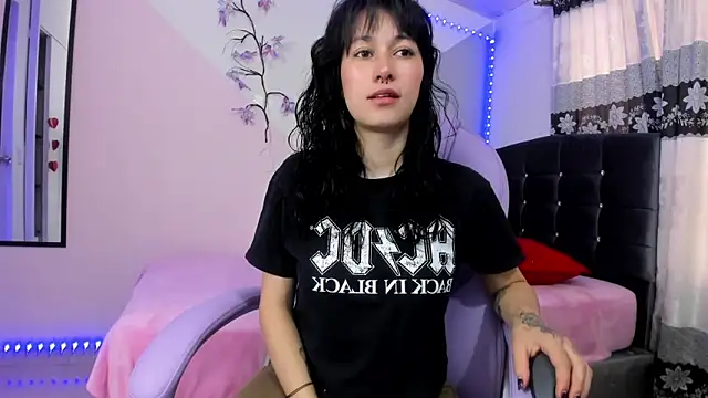 Camcrush   online show from October 2025 06:16:02 PM