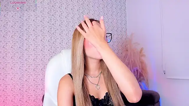 Snapshot of Sarajonnes chatting on November 2025 04:28:02 PM Sarajonnes online show from November 2025 04:28:02 PM