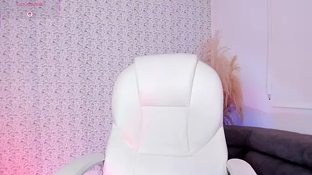 Snapshot of Sarajonnes chatting on November 2025 04:28:01 PM Sarajonnes online show from November 2025 04:28:01 PM