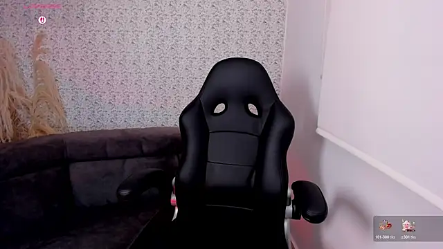 Snapshot of Sarajonnes chatting on December 2025 05:33:01 PM Sarajonnes online show from December 2025 05:33:01 PM