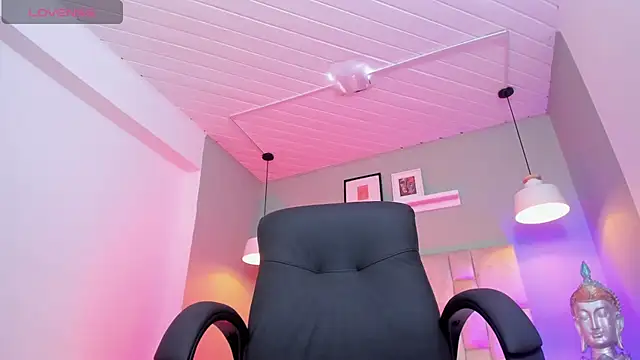 Lucy Williiams online show from February 2026 07:03:01 PM