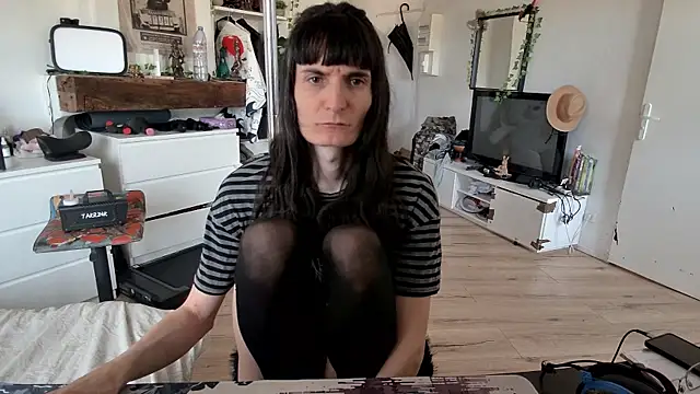 Snapshot of CeriseLapine chatting on November 2025 11:47:01 AM CeriseLapine online show from November 2025 11:47:01 AM