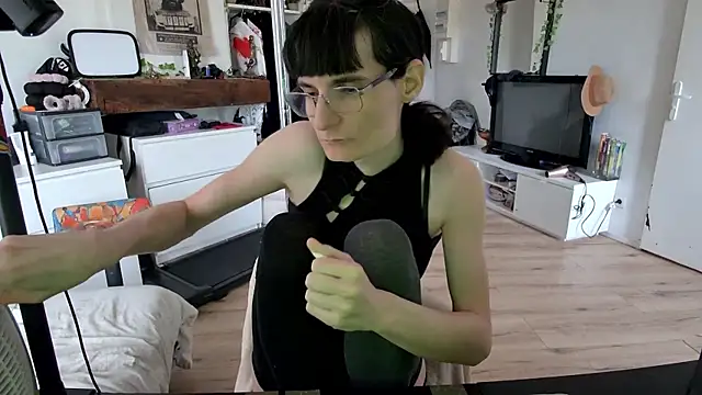 Snapshot of CeriseLapine chatting on November 2025 08:37:01 AM CeriseLapine online show from November 2025 08:37:01 AM