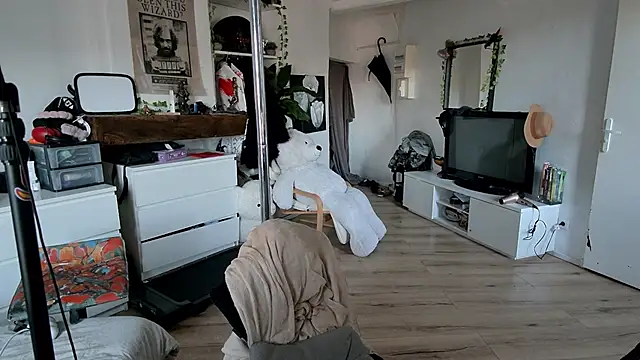 Snapshot of CeriseLapine chatting on November 2025 03:34:02 PM CeriseLapine online show from November 2025 03:34:02 PM