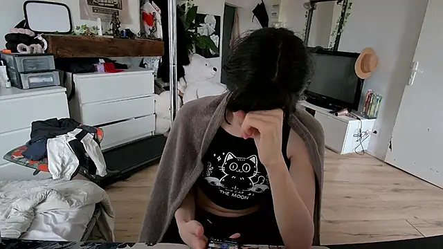 Snapshot of CeriseLapine chatting on December 2025 09:31:01 AM CeriseLapine online show from December 2025 09:31:01 AM