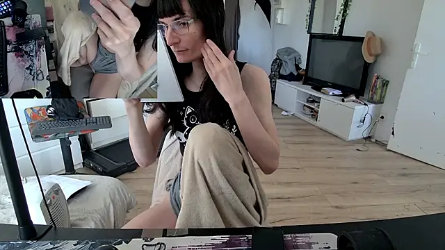 Snapshot of CeriseLapine chatting on November 2025 07:53:02 AM CeriseLapine online show from November 2025 07:53:02 AM