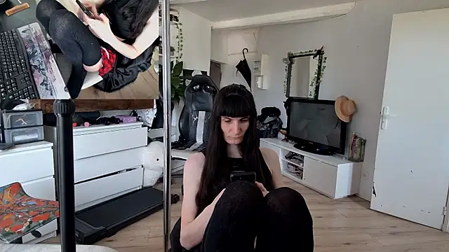 Snapshot of CeriseLapine chatting on November 2025 12:09:01 PM CeriseLapine online show from November 2025 12:09:01 PM