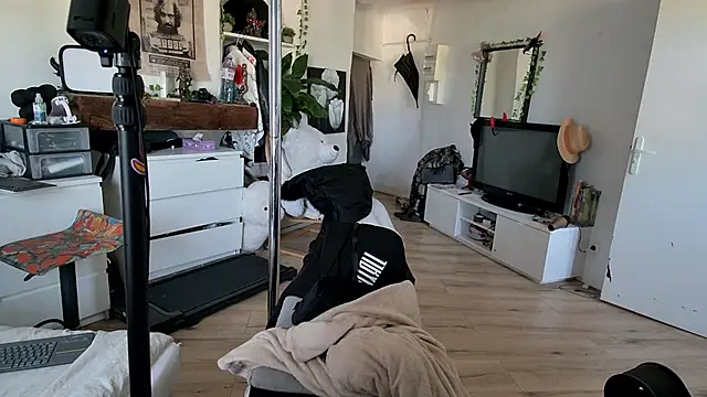 Snapshot of CeriseLapine chatting on November 2025 02:51:02 PM CeriseLapine online show from November 2025 02:51:02 PM