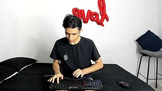 Snapshot of evanscollins chatting on October 2025 08:11:02 PM evanscollins online show from October 2025 08:11:02 PM