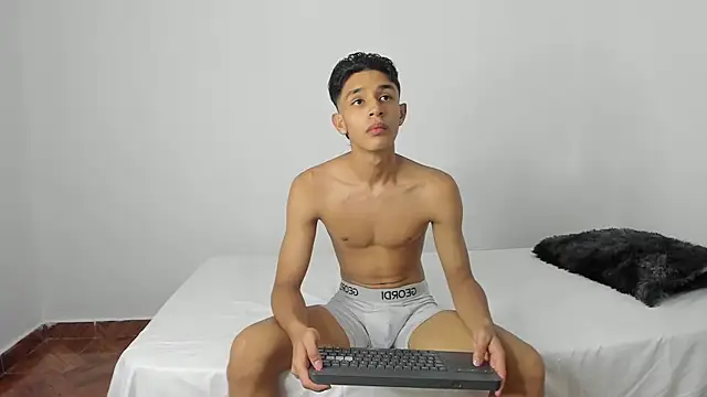 Snapshot of evanscollins chatting on December 2024 05:00:01 AM evanscollins online show from December 2024 05:00:01 AM