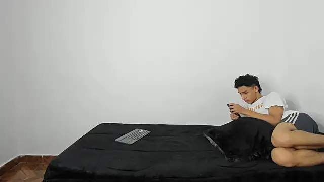 Snapshot of evanscollins chatting on December 2024 11:42:01 PM evanscollins online show from December 2024 11:42:01 PM