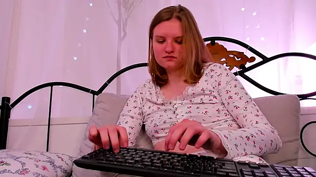 LilianSwall online show from March 2025 12:44:01 PM