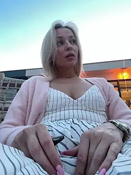 Diamond Bunny  online show from April 2026 04:48:01 PM