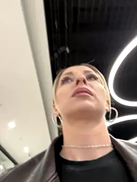 Diamond Bunny  online show from November 2025 03:01:01 PM