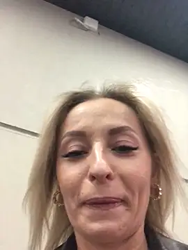 Diamond Bunny  online show from October 2025 03:12:01 PM