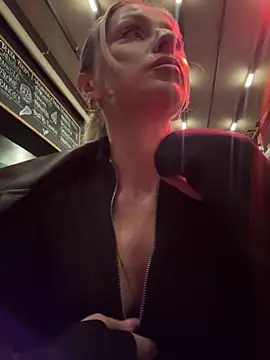 Diamond Bunny  online show from February 2026 03:55:01 PM