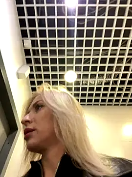 Diamond Bunny  online show from December 2025 12:53:02 PM