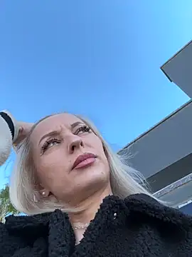 Diamond Bunny  online show from March 2026 01:59:01 PM