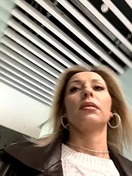 Diamond Bunny  online show from November 2025 01:44:02 PM