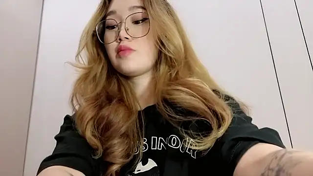 Snapshot of Jennatyan chatting on January 2026 12:00:01 PM Jennatyan online show from January 2026 12:00:01 PM