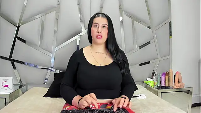 Snapshot of Criistaal_ chatting on February 2026 06:33:02 AM Criistaal online show from February 2026 06:33:02 AM