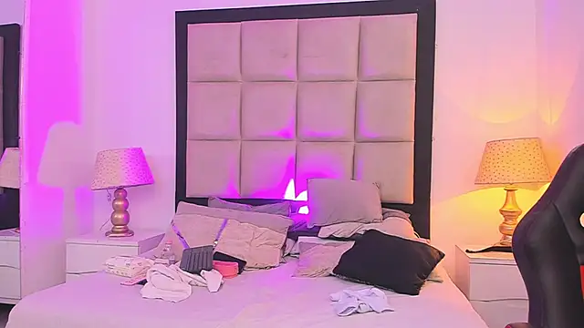 Snapshot of AmberBee chatting on January 2025 06:50:02 PM AmberBee online show from January 2025 06:50:02 PM