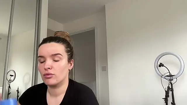 maisiesmithx online show from April 2026 01:17:01 PM