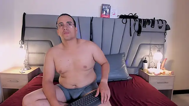 Snapshot of Vale_n_Matt chatting on November 2025 03:49:02 AM Vale n Matt online show from November 2025 03:49:02 AM