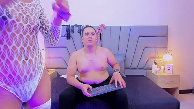 Snapshot of Vale_n_Matt chatting on December 2025 03:44:02 AM Vale n Matt online show from December 2025 03:44:02 AM