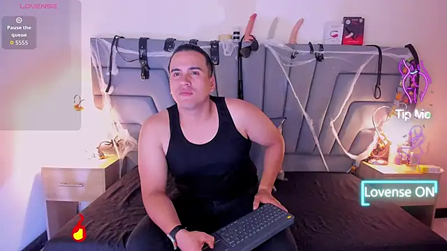 Snapshot of Vale_n_Matt chatting on November 2025 03:33:02 AM Vale n Matt online show from November 2025 03:33:02 AM