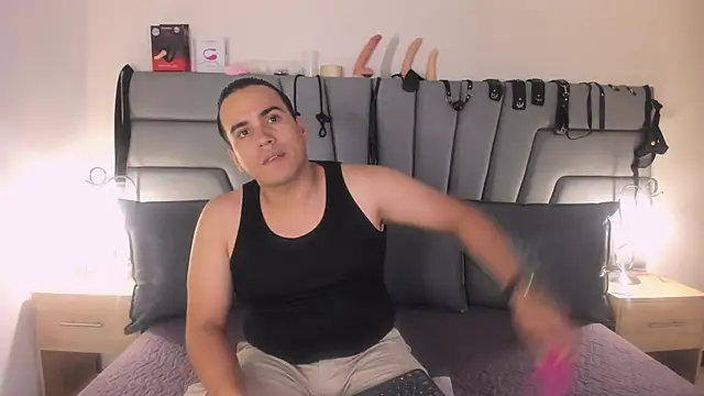 Snapshot of Vale_n_Matt chatting on November 2025 03:39:01 AM Vale n Matt online show from November 2025 03:39:01 AM