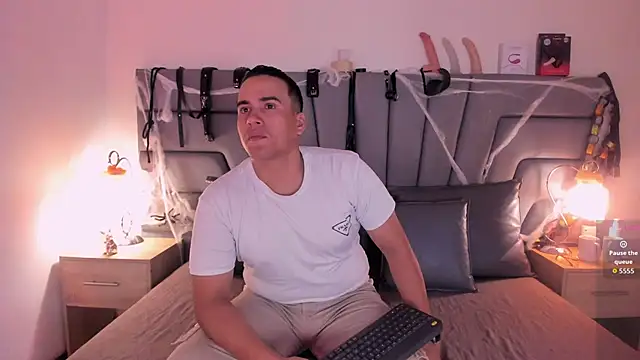 Snapshot of Vale_n_Matt chatting on November 2025 03:32:02 AM Vale n Matt online show from November 2025 03:32:02 AM