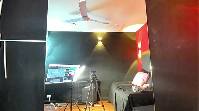 YayaHilton online show from April 2026 11:55:01 PM