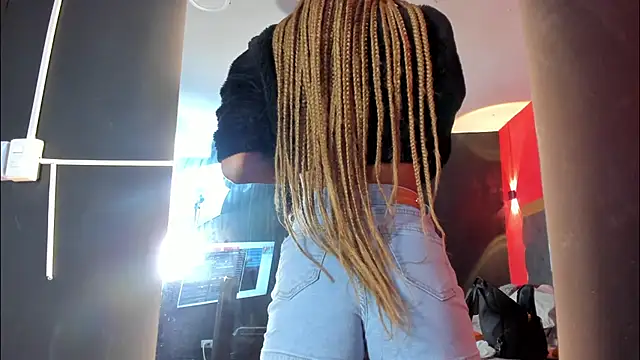 YayaHilton online show from October 2025 04:44:02 AM