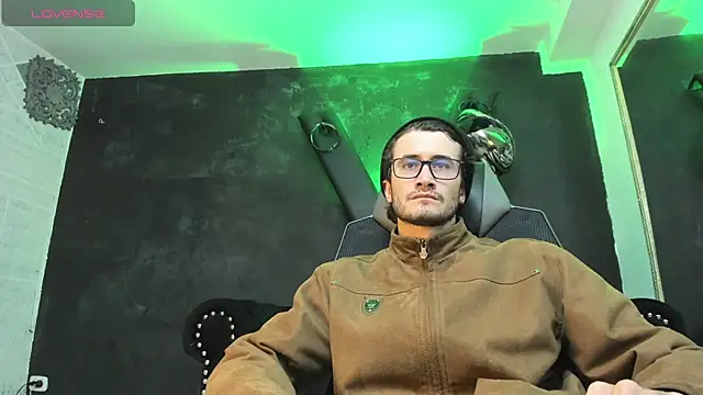 Snapshot of Loggan_donnelly chatting on September 2025 08:43:01 PM Loggan donnelly online show from September 2025 08:43:01 PM