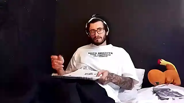 Snapshot of Loggan_donnelly chatting on October 2025 07:37:01 PM Loggan donnelly online show from October 2025 07:37:01 PM