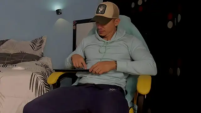 Alex motta online show from November 2025 04:38:01 AM