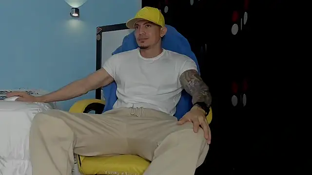 Alex motta online show from November 2025 03:43:01 AM