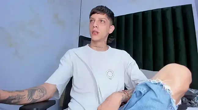 Snapshot of Adam_hard_ chatting on December 2024 07:39:01 PM Adam hard online show from December 2024 07:39:01 PM