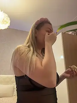 LianaCruz   online show from December 2025 04:47:01 AM