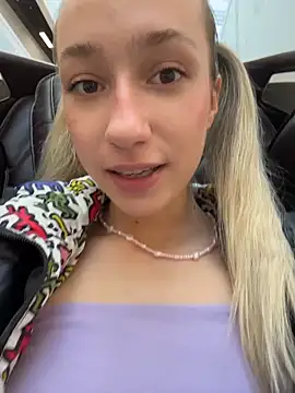 Lia  Love online show from September 2025 01:13:01 PM