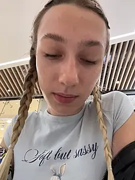 Lia  Love online show from September 2025 01:12:01 PM