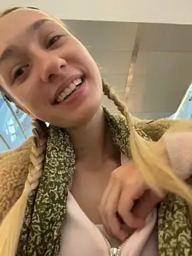 Lia  Love online show from October 2025 12:07:02 PM