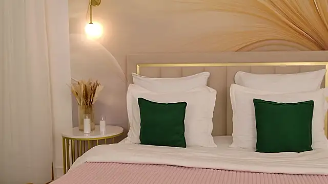 milaleoneli online show from March 2026 04:36:01 PM