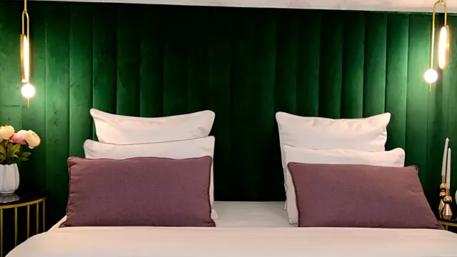 milaleoneli online show from April 2026 02:43:01 PM