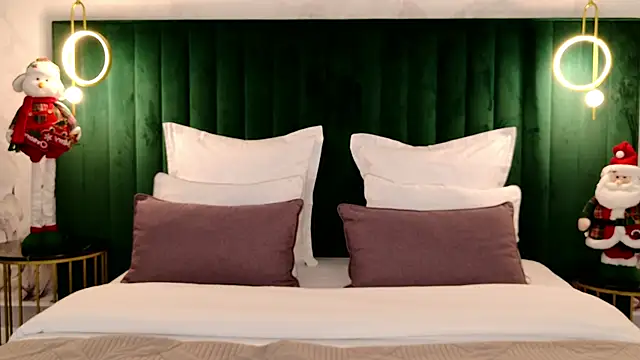 milaleoneli online show from December 2025 03:03:02 PM