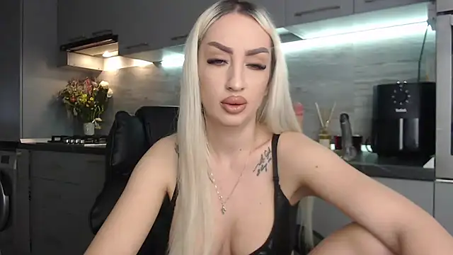 queenzoora online show from March 2026 05:25:02 PM