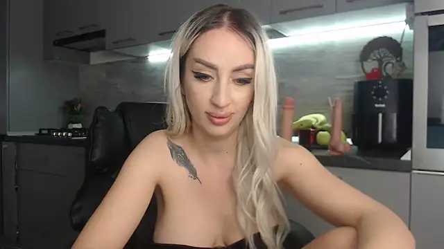 queenzoora online show from May 2026 10:07:01 PM