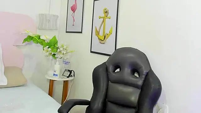 naomiii   online show from October 2025 11:40:02 AM