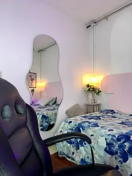 naomiii   online show from October 2025 11:45:02 AM